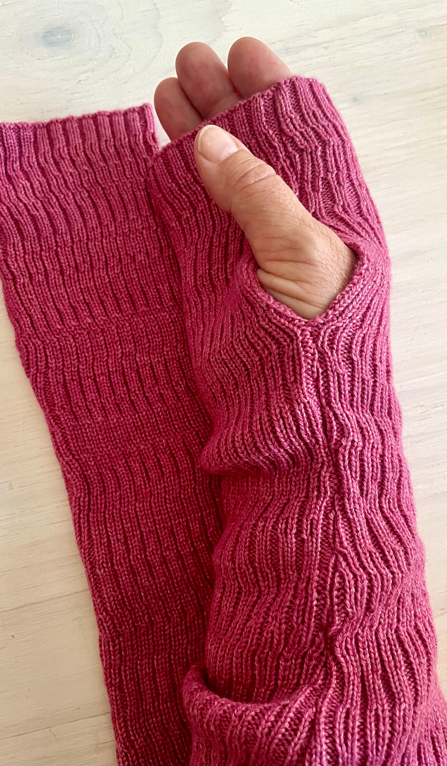 Pink wrist warmers knitted in vintage irregular mesh.